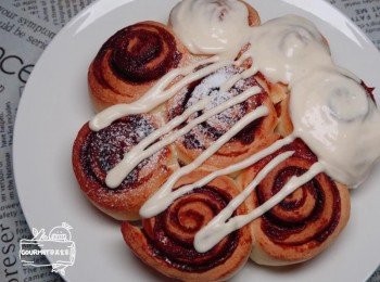 step10: 抹醬部分，運用楓糖、奶油乳酪與檸檬汁，將這三樣原料充分攪打（配比的多寡依每人喜歡的酸甜厚薄有異，請自行拿捏）即可塗抹在肉桂捲表面一起享用。