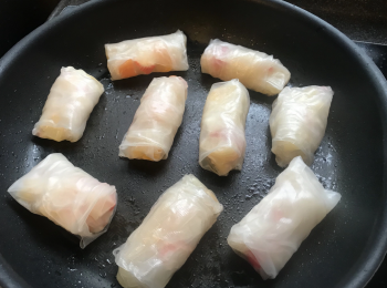 step5: 捲好後就可以落鑊煎喇！由於米紙黏性強，建議少油。煮至脆卜卜就完成了。