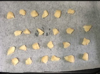 step1: <span class="group_2">麻糬餡</span>步驟:
糯米粉、奶、糖攪拌均勻。
放微波爐中大火加熱約1-2分鐘。聞到香味馬上關機
拿出麻糬用筷子攪拌。分成24小粒。