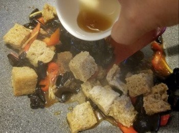 step9: 加入1茶匙麻油炒勻熄火