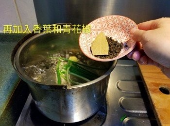 step2: 用玫瑰露和鹽抹勻雞身和肚醃3小時 煲熱一鍋水加入薑和葱，再加入香葉和青花椒，加入鹽1湯匙