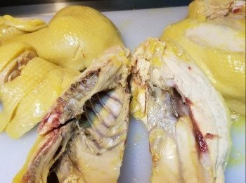 step5: 用廚剪剪去雞頸，雞脾和<a href="https://bit.ly/3zHU5V3" target="_blank" data-keyword="雞翼" class="guide-link"><strong>雞翼</strong></a> <span style="display:inline-block;vertical-align:middle;margin-top:-3px;color:initial;border-radius:3px;padding:2px 3px;font-size:12px;line-height:14px;background:#87d300;color:#fff;">即買</span> ，再將雞身剪開一半，把剪好既雞件放好即成。