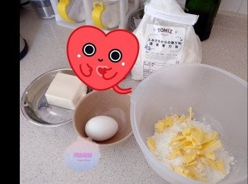 step1: 首先做<span class="group_1">撻皮</span>，將無鹽牛油切粒，加到裝著麵粉的大碗內。用手指將牛油跟麵粉一起捽，將乾粉捽成黃色泥沙狀態。