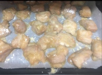 step2: 雞蛋打勻，準備生粉
將醃好腩排，先沾滿雞漿，再平均沾上生粉，
平均鋪在焗盤上。
*儘量不要重疊