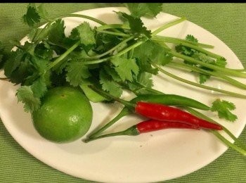 step2: 1-2隻辣椒。
1棵芫茜。
1個靑檸榨成汁。