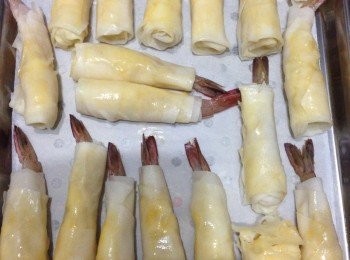 step1: 先將春卷皮1開2剪成長方形，並將蛋打成蛋漿備用