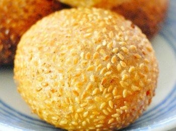 step5: 將煎堆放入熱油鑊(約175度)，用中火炸，期間不停用鑊鏟或筷子翻動煎堆，不停壓煎堆，令煎堆容易漲大。炸約六至七分鐘至金黃色即成！