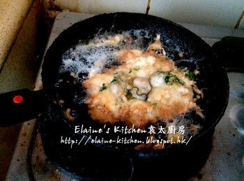 step10: 以半煎炸方式至兩面金黃色 , 盛起放在廚紙上吸取油份後放上碟即可