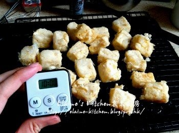 step10: 用慢火慢慢炸至硬身及微黃色 , 盛起靜待10分鐘