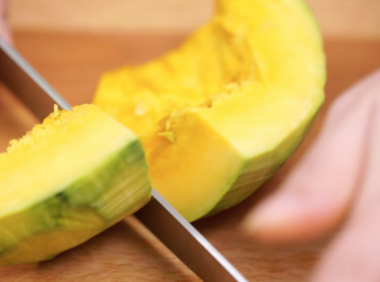 step2: 同時將南瓜去皮切件