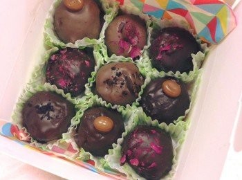 step3: 醮上朱古力灑上玫瑰花瓣/咖啡豆/咖啡粉/果仁碎等待涼凝固便可包裝入朱古力盒慢慢享用