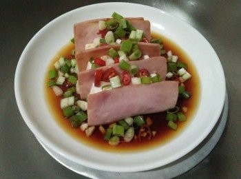 step3: 開鍋後，把蔥、辣椒，灑在豆腐【中華食品】、火腿【黑橋牌】蒸盤上，