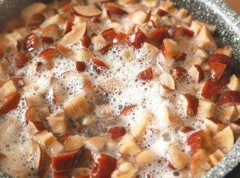 step2: （紅棗層）把紅加入鍋中，加入熱水以中小火煮滾後，調至最小火，蓋上煮10分鐘，煮好後不要打開蓋子，關火，燜10分鐘。小心不要把紅棗煮太久，因為煮太久會有酸味。還有如果太大火有機會滾瀉，記住小心睇火！