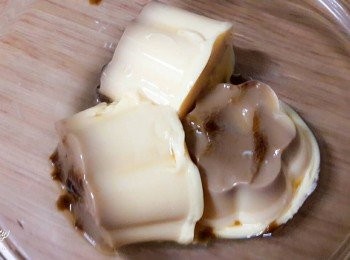 step2: 布丁放到容器中 , 把糖漿部分刮去留著備用