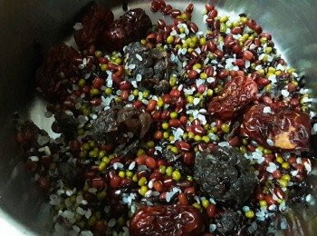 step2: 所有材料 ( 除了蓮子 ) 全部洗淨後放到內鍋中