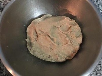 step3: <span class="group_2">芋泥</span>遇糖和無鹽奶油後會更滑順，揉勻後是可以揉成糰的狀態。請記得試吃並調整糖份喔，女漢子不喜甜，所以此糖量為微甜。
註：因為用棕櫚糖所以此<span class="group_2">芋泥</span>顏色偏深。