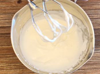 step8: 淡忌廉加入糖霜打起至7成企身，放入黑芝麻醬拌勻。