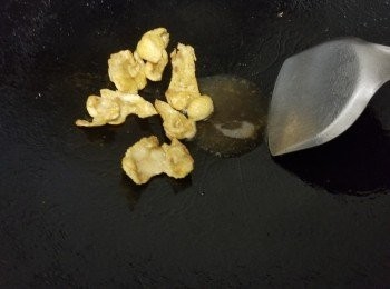 step5: 用細火少少油將雞皮爆出雞油