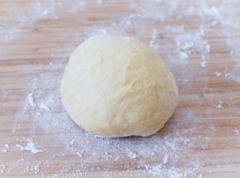 step1: 先將麵粉、泡打粉和雞蛋拌勻成麵糰，如麵糰太濕，多加點麵粉；如太乾，加點水。用手搓麵糰約5分鐘，至麵糰表面光滑，用保鮮紙將麵糰包好，靜置半個小時