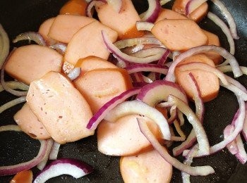 step3: 燒熱油鑊，爆香紅洋蔥，放入法蘭克福腸炒香，盛起。