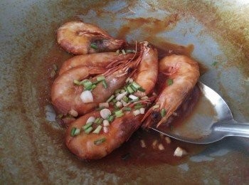 step2: 熱鍋，再倒入碗內攪拌調好比例的亨氏番茄醬２【開元食品】：水１，