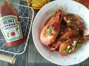 step3: 蓋鍋蓋，等滾熟，再放入大明蝦【澎湖野生水產】入鍋內一並烹煮，約略滾煮7-10分鐘，熟透後，把青蔥灑在大明蝦【澎湖野生水產】身上，並起鍋盛盤，