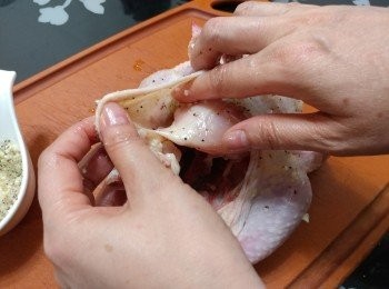 step2: 用手指小心將雞皮和雞肉分開; 用小匙將小部分小<span class="group_2">醃料</span>放進雞髀與雞肉之間， 用手指塗勻