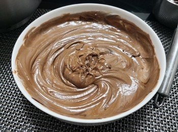 step8: 把一碗芝士餡芝士餡 + 朱古力漿混合, 放唧袋內