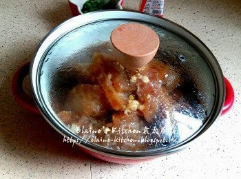 step9: 1小時後將豬皮連汁放入細煲內 , 蓋上蓋焗至少1小時 , 食前用慢火慢慢煮熱即可