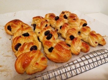 step13: 把剛烤好的麵包放在鐵架上，塗上果醬放涼即成。