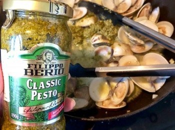 step4: 等大約3分鐘讓蜆開口，加入意式香草醬炒匀，最後放入意粉。如醬汁太乾可加煮過意粉的水。最後加入果仁碎拌匀。