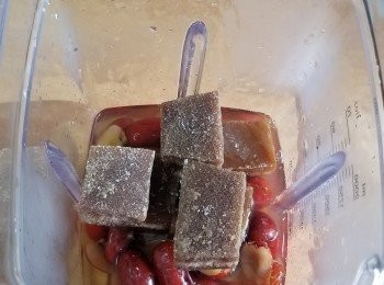 step4: 紅棗及片糖連水放入攪拌器內用 Soup模式 烹煮。