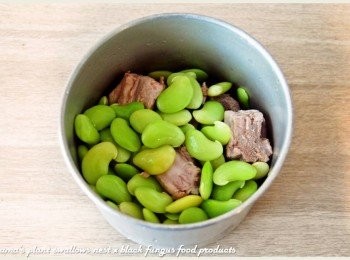 step3: 將皇帝豆與川燙後的排骨肉塊，一同放入電鍋的內鍋中。