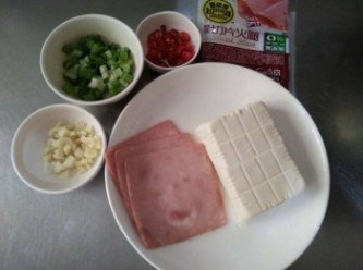 step1: 豆腐【中華食品】洗淨切塊，蒜頭切碎，青蔥切珠，辣椒切珠，火腿【黑橋牌】，備用；