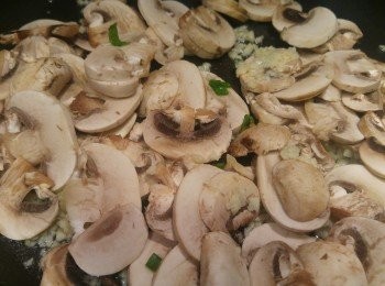 step3: 將蘑菇和菇粉同炒, 炒到蘑菇軟身。