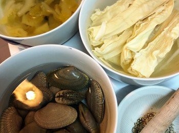 step1: 花甲去沙，洗淨備用。白胡椒略磨碎或用刀拍碎。咸菜略洗並切件，然後用清水浸5至10分鐘。乾枝竹用手折成數段，用清水浸至軟身。芹菜洗淨切段。