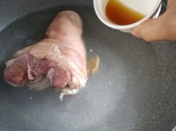 step1: 買新鮮豬手時,先講清楚是做元蹄用,請檔主代為去骨,後半部去骨,前半部連骨可留待煲湯用 ,將豬手用1湯匙紹興酒及1塊薑煮約3分鐘