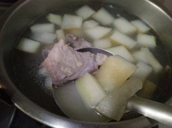step2: 鍋中放入800cc的水，放入薑絲，讓薑絲的味道能散發出香味於鍋中的湯頭裡，接著再放入豬肉【澎湖豬肉】滾煮(水至少要淹過豬肉)，並開大火滾煮，開大火煮滾後轉中小火，煮約20-30分鐘(至豬肉【澎湖豬肉】熟成)，