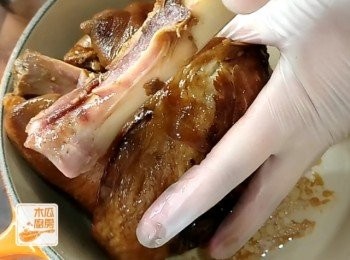 step6: 將高速煲上鎖，調較40分鐘，完成後將炆好的元蹄起骨
(**明火：小火炆2-3小時，期間如見到水分收乾，要加適量水)