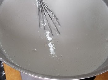 step6: 將粘米粉與鷹粟粉拌勻，加入適量水份拌勻成粉槳。