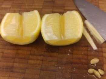 step4: 檸檬垂直切一刀, 然後切去中間芯再挑走果核。因西西里比較大, 所以一片再開四片。(這張相片是普通檸檬, 借舊圖一用。)