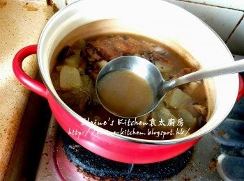 step13: 湯煲15分鐘後即成冬瓜鴨腿湯 , 食時可在湯內灑上蔥粒 , 配上白飯即可
