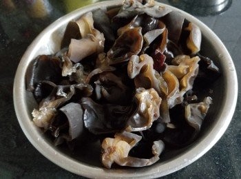 step1: 鮮木耳，用2薑片，黃酒出水 5 分鐘