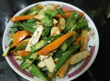 step8: 做法 :

將甘荀切條用少少鹽水汋熟備用 , 燒紅油鑊放入豆乾煎香 , 再放入蒜頭 , 乾蔥 , 薑片 , 辣椒碎 , 秋葵 , 甘荀爆炒 , 加約 200ml 水 , 少少鹽 , 糖 , 雞粉蓋好煮約 1 分鐘 , 次後加少少麻油 , 再放入蔥段 , 芫茜 , 少少生粉水埋芡 , 完成 .