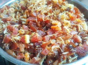 step3: 將<span class="group_2">臘味</span>放入鑊中爆香，盛起。