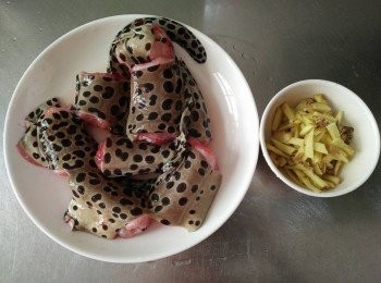 step2: 清洗錢鰻【澎湖野生水產】並切段，因錢鰻【澎湖野生水產】屬熱帶性海魚毒，再把中間血塊去掉，老薑切絲，枸杞洗淨，備用；