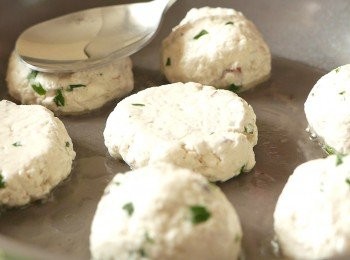 step9: 抹淨鍋子，以小火燒熱油，下麵團，在匙背抹油後把麵團壓成約1厘米厚，蓋上煮4分鐘。