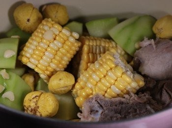 step3: -	所有材料放入湯煲加水後煲滾兩小時