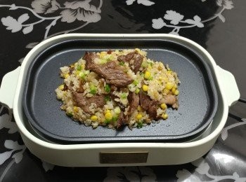 step7: 將飯及牛肉翻炒，最後再次灑上多些蔥粒便完成。