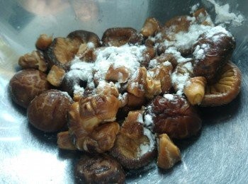 step1: 冬菇浸軟後, 冬菇盛起菇水備用, 再用少許生粉清洗冬菇。
